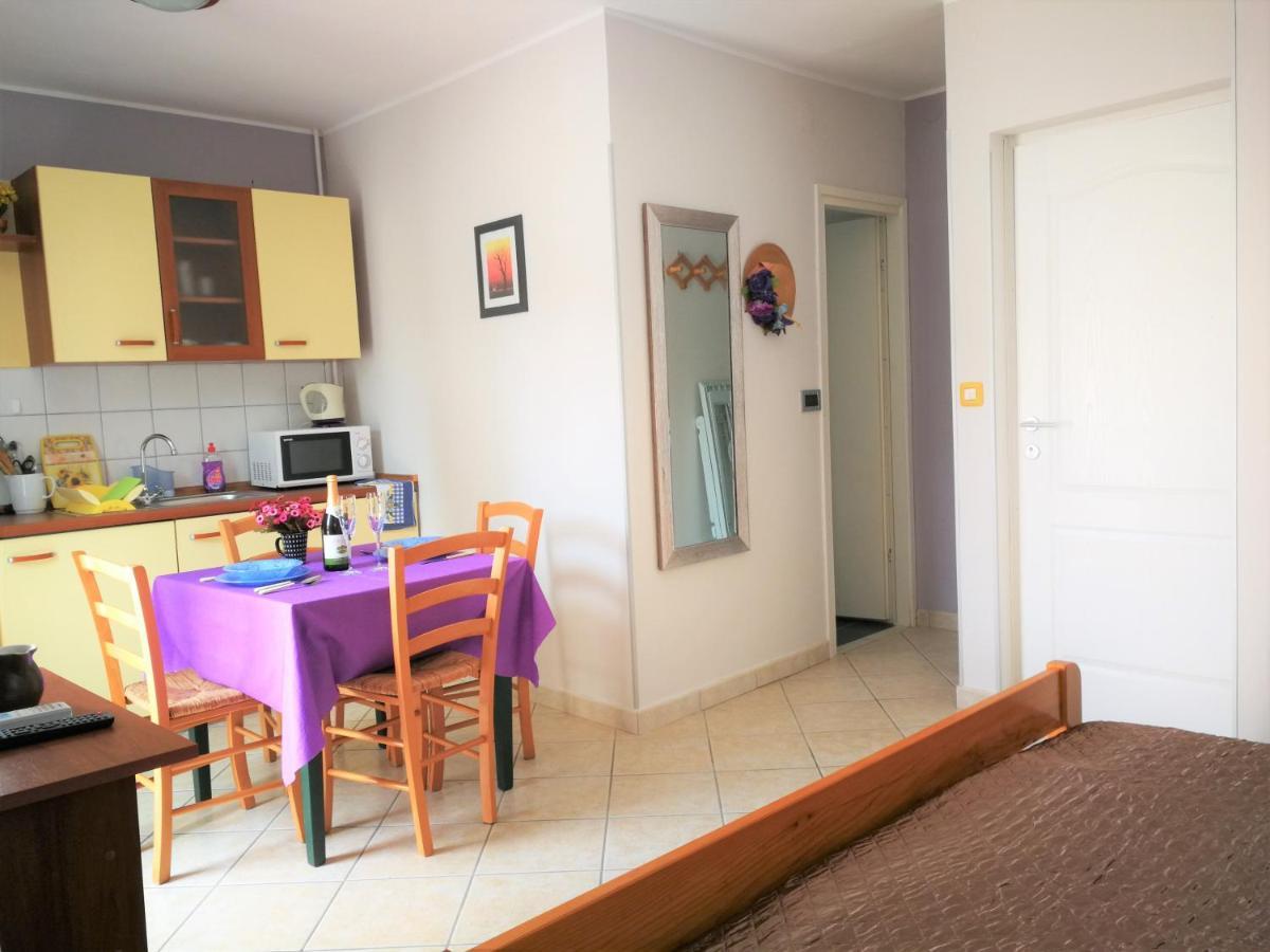 Apartments Bilic With Garden & Swimming Pool - 50M From The Beach Pjescana Uvala Kültér fotó